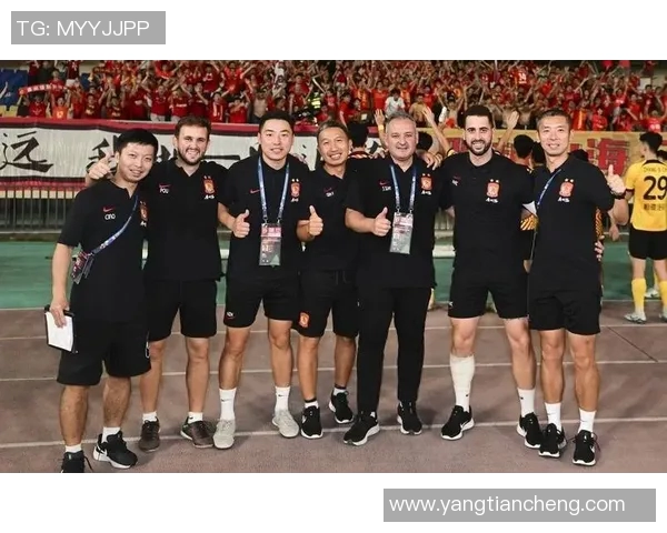 广州足球队配合引发热议球迷对战术安排和球员默契提出不同看法