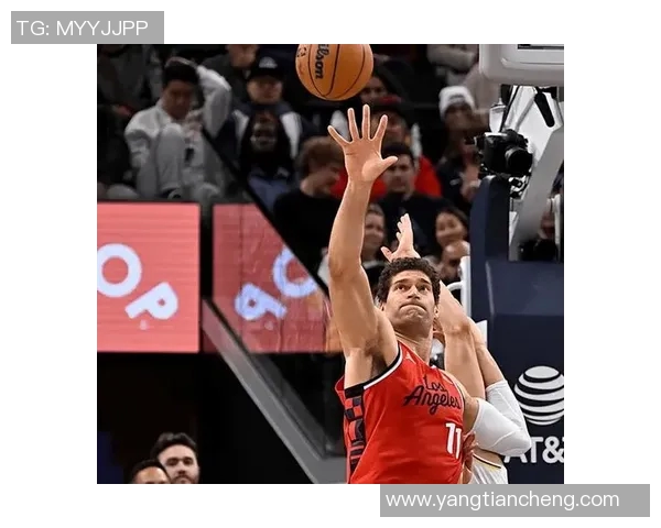 快船与湖人夏季赛精彩对决回顾球星表现与战术分析全景呈现 快船与湖人夏季赛精彩对决回顾球星表现与战术分析全景呈现